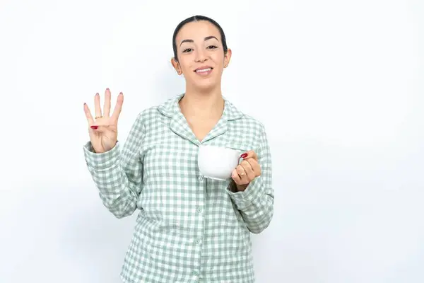 Красивая Молодая Женщина Зеленой Клетчатой Пижаме Держа Чашку Показывая Показывая — стоковое фото