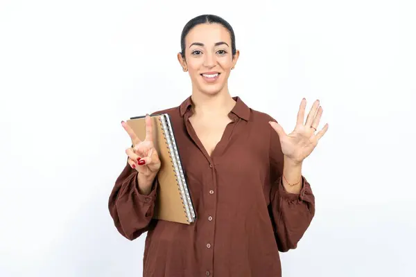 Mooie Vrouw Arabische Student Draagt Notitieboekjes Met Papier Tonen Wijzen — Stockfoto