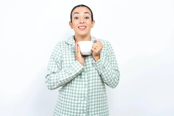 Mooie Jonge Vrouw Draagt Groene Geruite Pyjama Houdt Een Kopje — Stockfoto