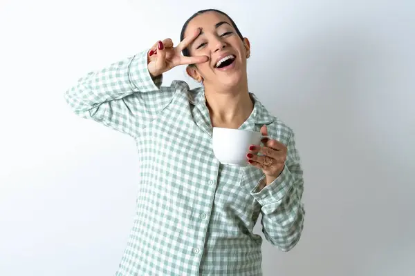 Mulher Bonita Usando Pijama Xadrez Verde Segurando Uma Xícara Fazendo — Fotografia de Stock