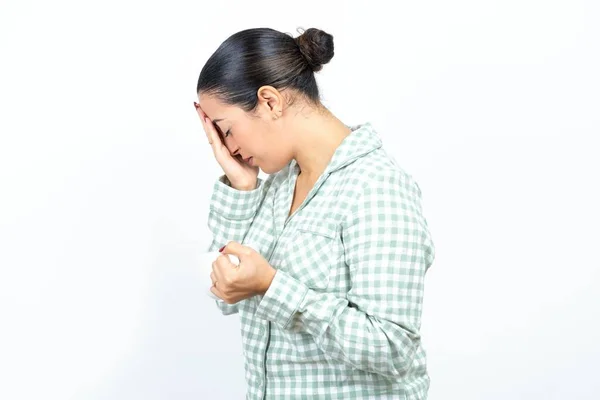 Verdrietig Mooie Jonge Vrouw Draagt Groene Geruite Pyjama Houdt Een — Stockfoto