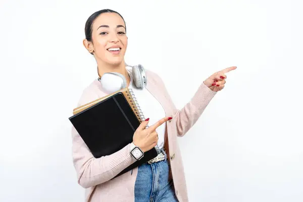 Mooie Arabische Vrouw Student Draagt Notebooks Witte Achtergrond Punt Copyspace — Stockfoto