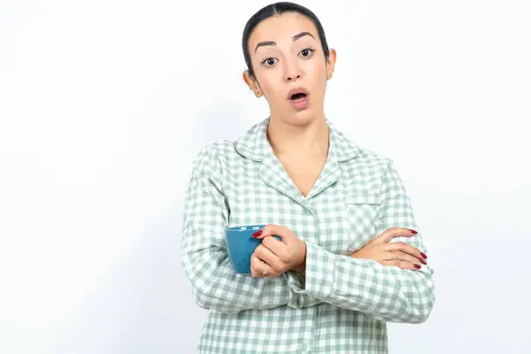 Geschokt Beschaamd Mooie Jonge Vrouw Met Groene Geruite Pyjama Een — Stockfoto
