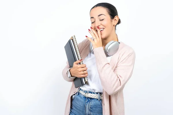 Overblij Mooie Arabische Vrouw Student Draagt Notitieboekjes Witte Achtergrond Lacht — Stockfoto