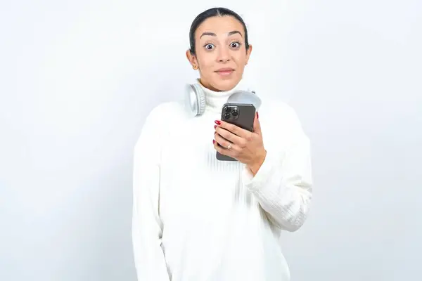 Mooie Arabische Vrouw Poseren Witte Achtergrond Houdt Mobiele Telefoon Handen — Stockfoto