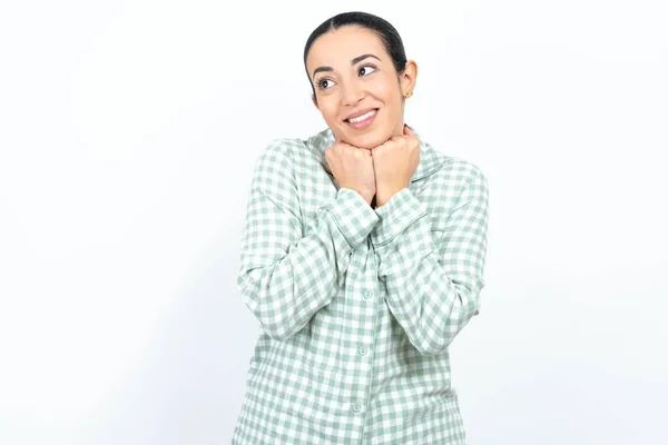 Mulher Bonita Usando Pijama Xadrez Verde Sobre Fundo Branco Mantém — Fotografia de Stock