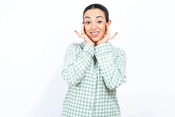 Gelukkig Mooi Jong Vrouw Dragen Groen Geruite Pyjama Witte Achtergrond — Stockfoto