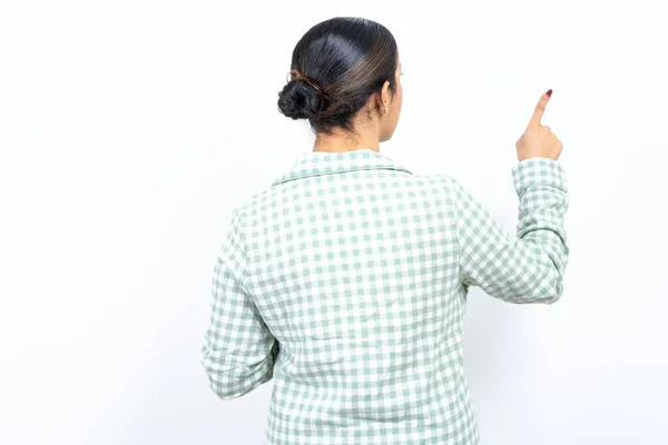Mulher Bonita Usando Pijama Xadrez Verde Sobre Fundo Branco Apontando — Fotografia de Stock