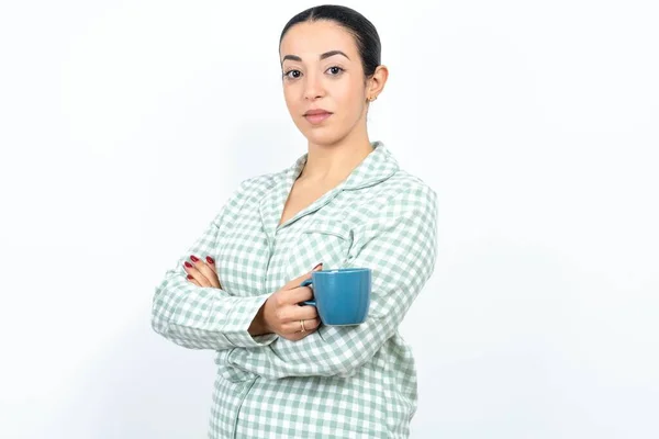 緑の平原のパジャマを着て 折り畳まれた腕と笑顔で立っている美しい若い女性の肖像画 — ストック写真