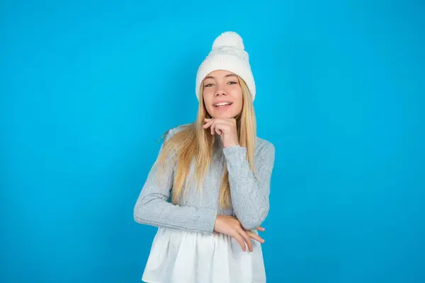 Optimista Hermosa Niña Con Sombrero Punto Blanco Suéter Azul Mantiene — Foto de Stock