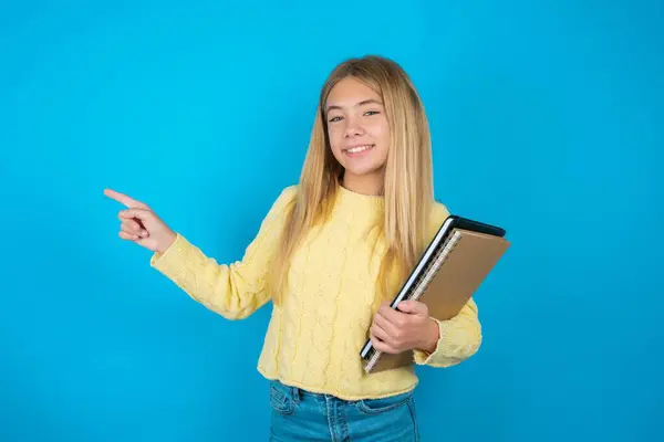 Piękne Dziecko Dziewczyna Żółtym Swetrze Wskazując Palcem Pustej Przestrzeni Pokazując — Zdjęcie stockowe