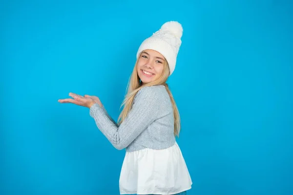Hermosa Niña Con Sombrero Punto Blanco Suéter Azul Señalando Lado — Foto de Stock
