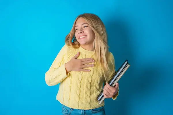 Joyful Menina Bonita Criança Vestindo Camisola Amarela Expressa Emoções Positivas — Fotografia de Stock