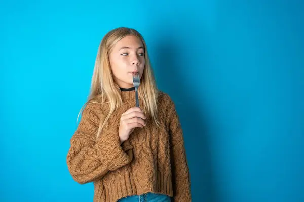 Photo Dreamy Beautiful Kid Girl Wearing Brown Knitted Sweater Lick — Stock Photo, Image