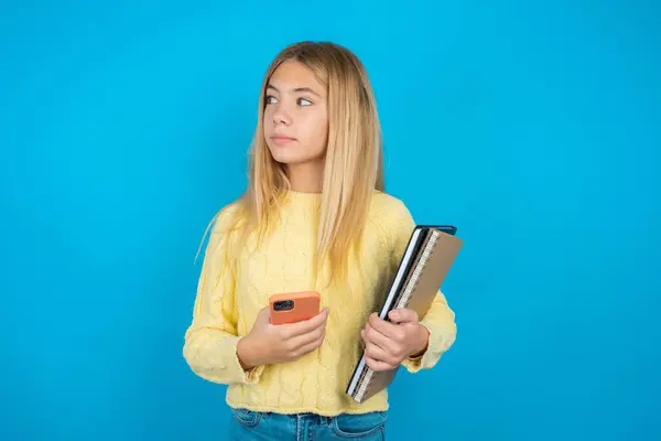 Piękne Dziecko Dziewczyna Żółtym Swetrze Posiada Telefon Komórkowy Wykorzystuje Szybki — Zdjęcie stockowe