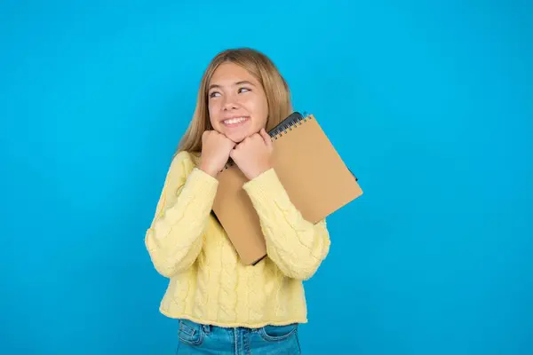 Mooi Kind Meisje Dragen Gele Trui Houdt Handen Onder Kin — Stockfoto