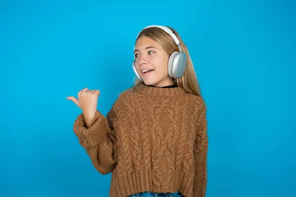 Krásné Dítě Dívka Sobě Hnědý Pletený Svetr Poslouchá Audio Stopy — Stock fotografie