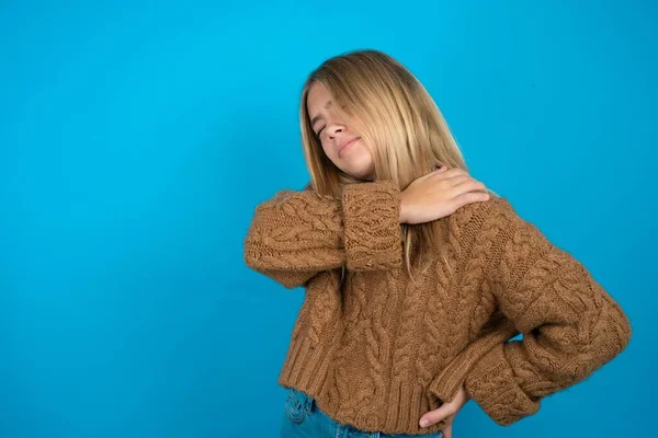 Hermosa Niña Usando Suéter Punto Marrón Tiene Dolor Espalda — Foto de Stock