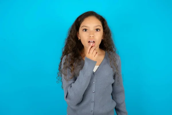 Nervös Verwirrt Schöne Junge Mädchen Trägt Lässige Jacke Über Blauem — Stockfoto