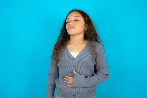 Mooi Kind Meisje Dragen Casual Jas Blauwe Achtergrond Raakt Buik — Stockfoto