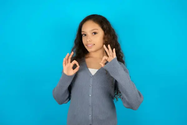 Mooi Meisje Draagt Casual Jas Blauwe Achtergrond Met Beide Handen — Stockfoto