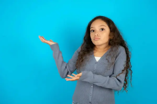 Beautiful Kid Girl Wearing Casual Jacket Blue Background Pointing Aside — Stock Photo, Image