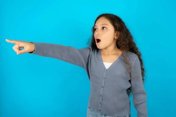 Beautiful Kid Girl Wearing Casual Jacket Blue Background Pointing Finger — Stock Photo, Image