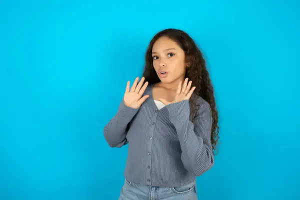 Schöne Junge Mädchen Tragen Lässige Jacke Über Blauem Hintergrund Und — Stockfoto