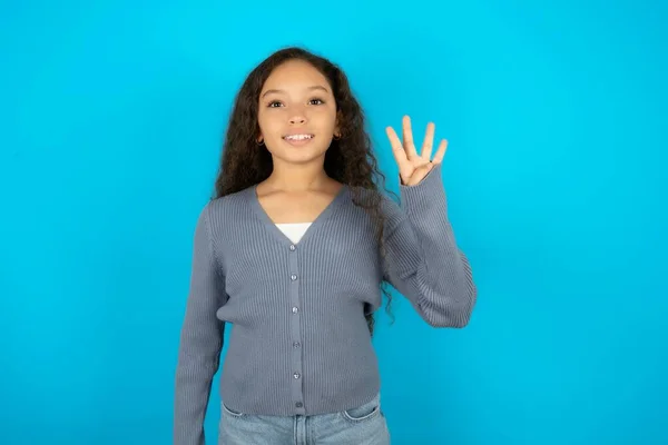 Красивая Девочка Повседневной Куртке Голубом Фоне Показывая Указывая Пальцами Номер — стоковое фото
