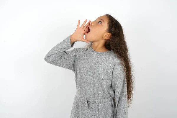 Krásná Dospívající Dívka Šedých Šatech Přes Bílé Pozadí Křičí Křičí — Stock fotografie