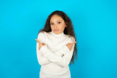 Mavi arka planda beyaz balıkçı yaka giyen güzel bir kız kollarını kavuşturuyor ve farklı taraflarda iki farklı nesne ya da varyant arasında tereddüt ediyor. Karar vermede yardıma ihtiyacı var