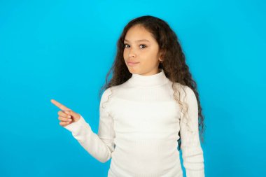 Mavi arka plan üzerine beyaz balıkçı yaka giyen güzel bir kız çocuğu boş alan üzerinde yan yana duran noktalar reklamları gösteriyor. Halk ve tanıtım konsepti