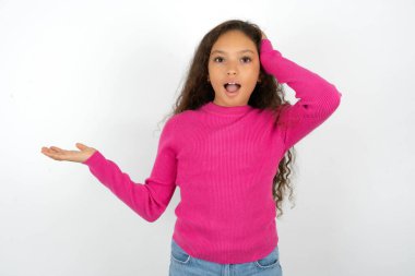 Şok oldum. Güzel bir kız çocuğu beyaz arka plan üzerine pembe balıkçı yaka giyiyor. El ele tutuşup teklif sunuyor.