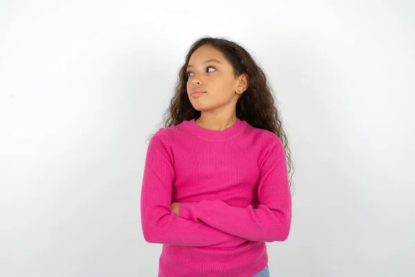 Urocze Przemyślane Piękne Dziecko Dziewczyna Noszenie Różowy Golf Białym Tle — Zdjęcie stockowe