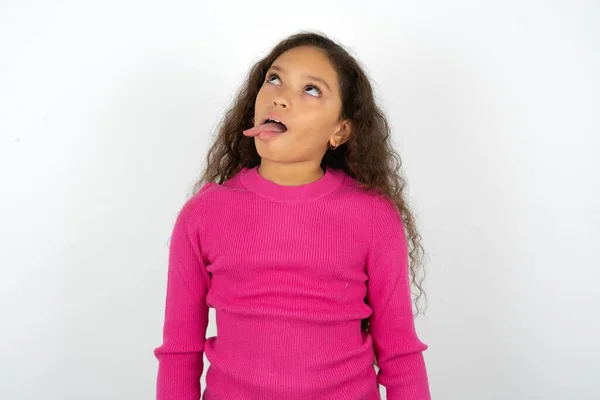 Śmieszne Piękne Dziecko Dziewczyna Noszenie Różowy Golf Białym Tle Sprawia — Zdjęcie stockowe