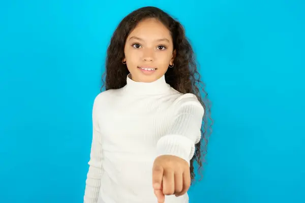 Podekscytowany Pozytywne Piękne Dziecko Dziewczyna Białym Golfie Nad Niebieskimi Punktami — Zdjęcie stockowe