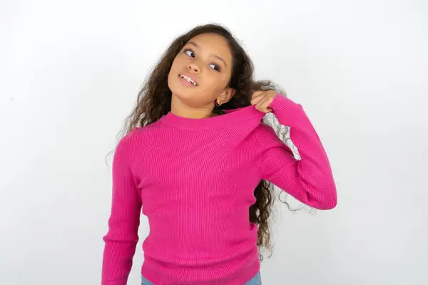 Piękne Dziecko Dziewczyna Sobie Różowy Golf Białym Tle Zestresowany Niespokojny — Zdjęcie stockowe