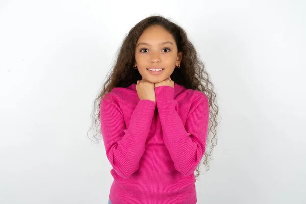 Zadowolony Piękne Dziecko Dziewczyna Noszenie Różowy Golf Białym Tle Dotyka — Zdjęcie stockowe