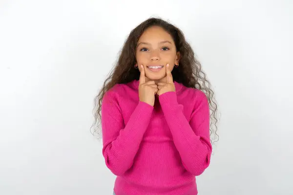 Szczęśliwy Piękny Dzieciak Dziewczyna Noszenie Różowy Golf Białym Tle Zębaty — Zdjęcie stockowe