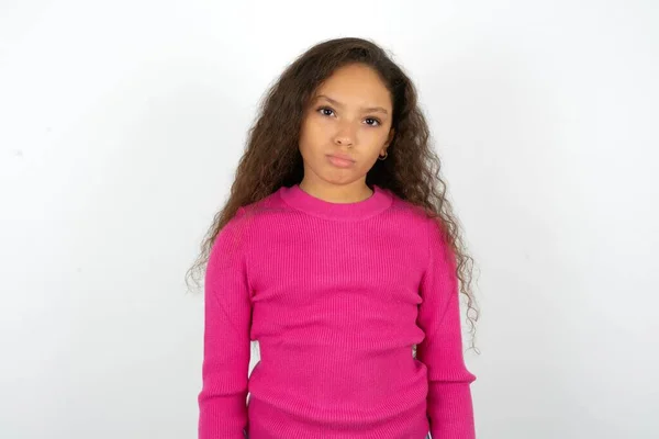 Krásná Dívka Růžové Rolák Přes Bílé Pozadí Depresivní Strach Úzkost — Stock fotografie