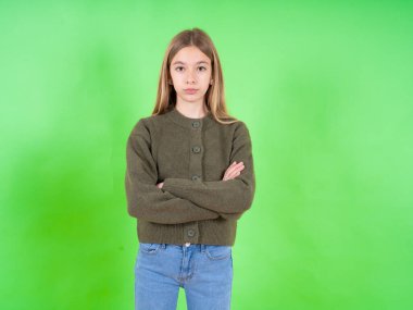 Ciddi, düşünceli, güzel, beyaz, yeşil kazak giyen kız havalı, kendine güvenen girişimci çapraz el ele tutuşuyor..