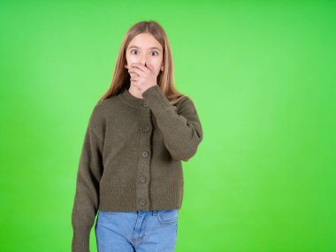 Duygusal açıdan güzel beyaz bir kız şaşkınlıktan soluk soluğa kalmış, ağzı avuç içiyle kapatılmış, kameraya şaşırmış gibi görünüyor..