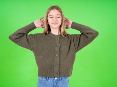 Kafkasyalı, yeşil kazak giyen, el ele tutuşup tatile çıkmayı hayal eden güzel bir kızın yakın portresi.