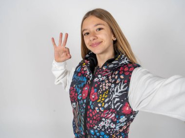 Renkli yelek giyen güzel bir kızın portresi selfie şovunu sembolize ediyor.