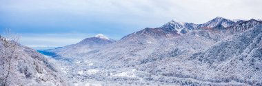 İtalyan Alpleri 'nin üzerindeki ilk kar. Güzel karlı vadi manzarası ve karlı dağ tepeleri. Noel hissi. Varaita Vadisi, Piedmont, İtalya.