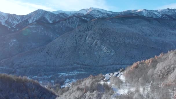 Karla Kaplı Dağların Havadan Görünüşü Manzaralı Vadi Cennet Gibi Dağ — Stok video
