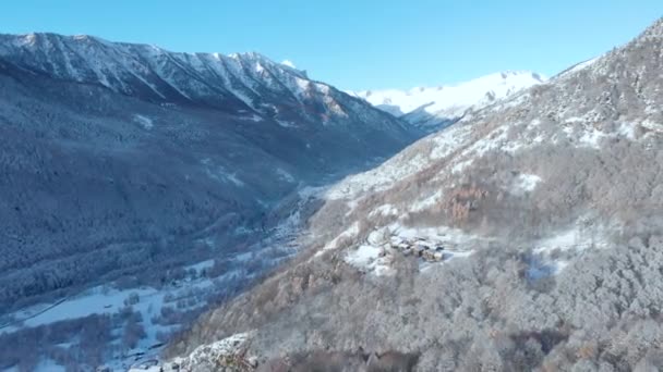 눈덮인 산들을 공중에서 아름다운 크리스마스 시즌에 풍경을 이룬다 이탈리아의 알프스 — 비디오
