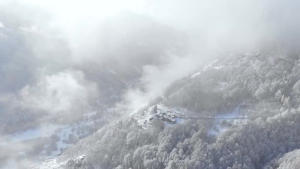 Вид Воздуха Заснеженные Горы Живописной Долины Идиллической Горной Деревни Альпийских — стоковое видео