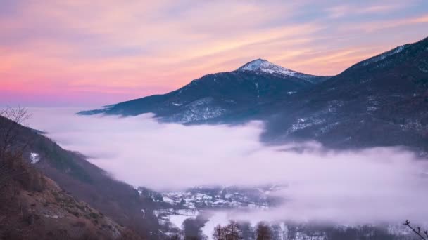 Timelapse Clouds Fog Fluctuating Alpine Valley Sunset Sky View Snowcapped — Stock Video