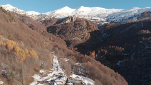 Aerial View Snowcapped Mountains Scenic Valley Idyllic Mountain Village Alpine — Video